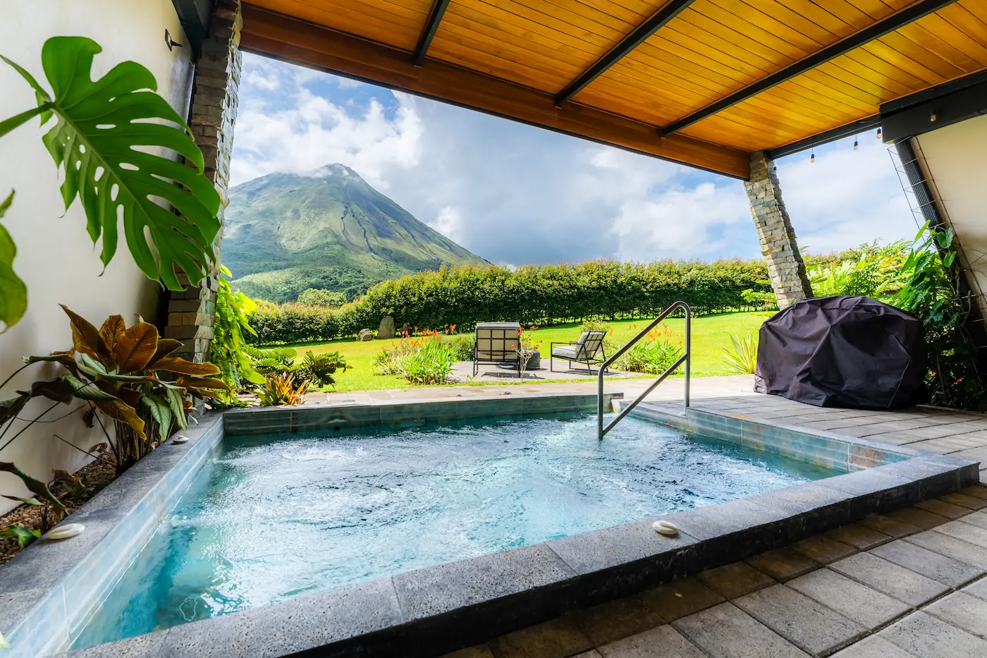 Private hot jacuzzi