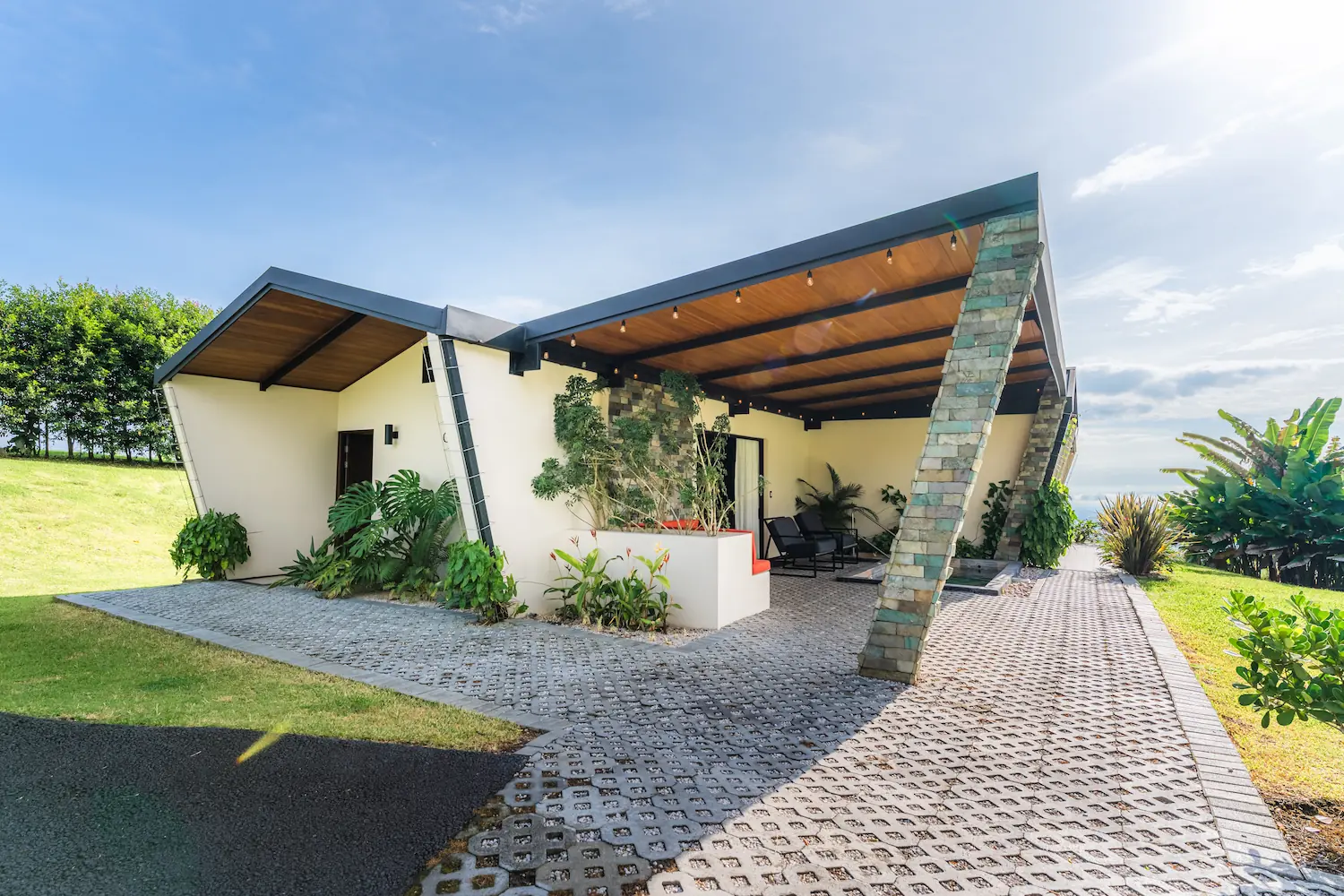 Luxury villa facing the Arenal Volcano